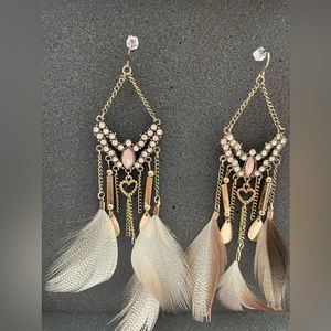 Beautiful feather earrings. Used/ good conditions.